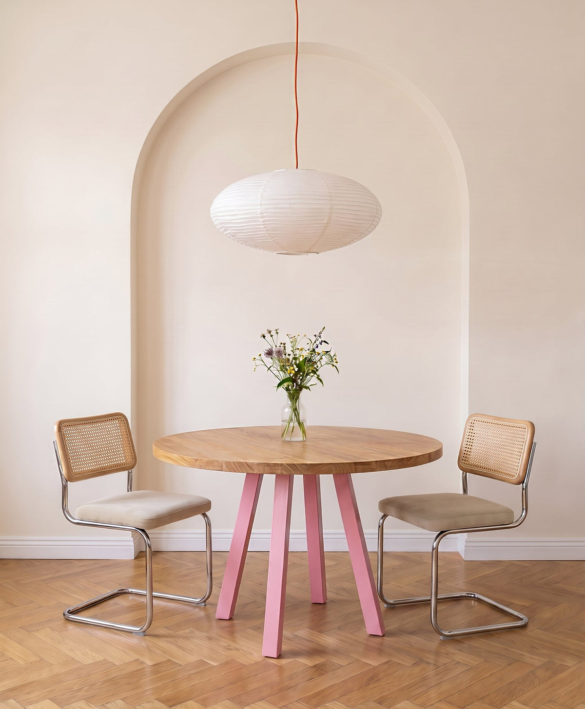 Tisch Massivholz & Stahlgestell rund WILMA - Hellrosa RAL 3015