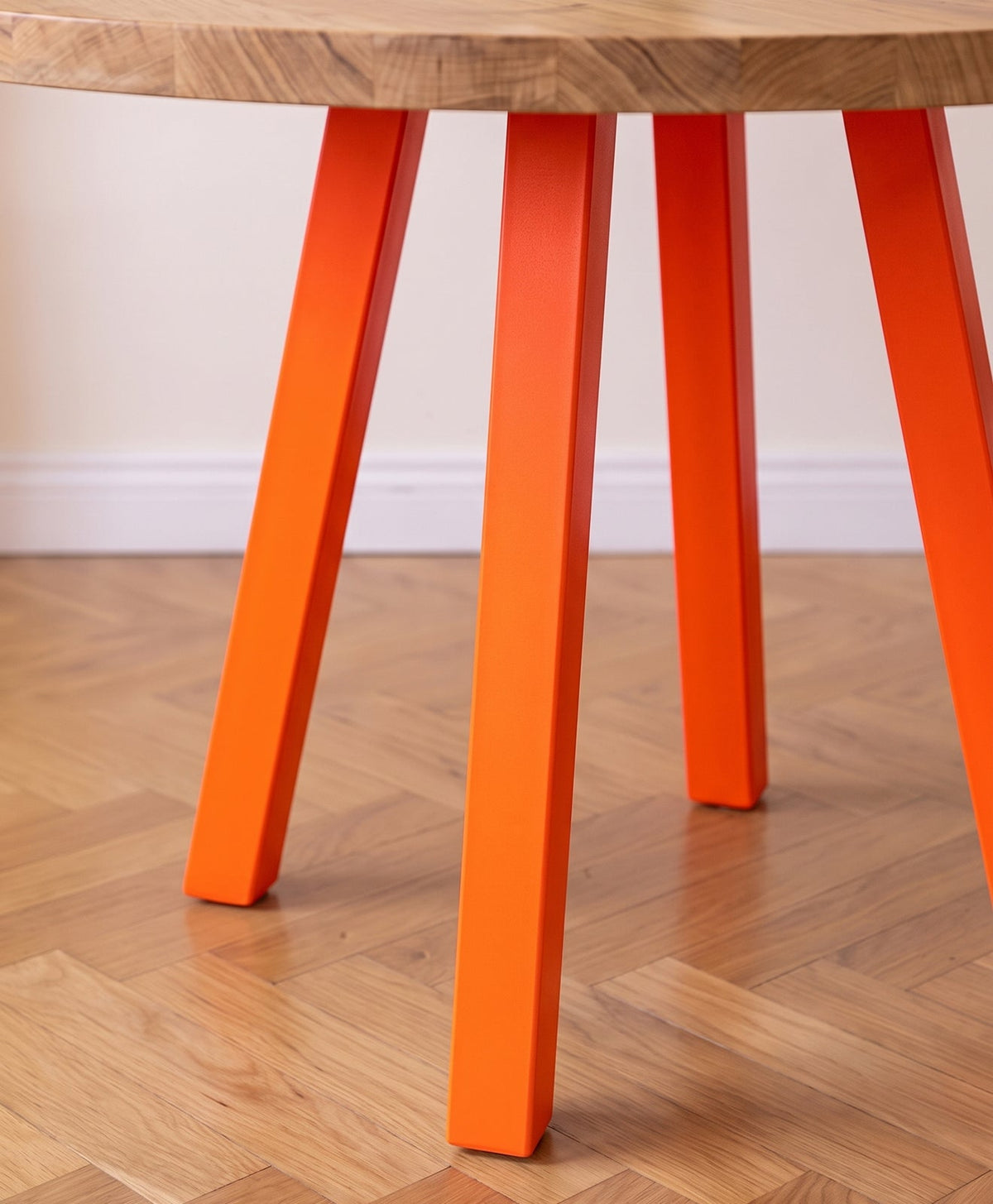 Tisch Massivholz & Stahlgestell rund WILMA - Neonorange RAL 2005 - Moodbild