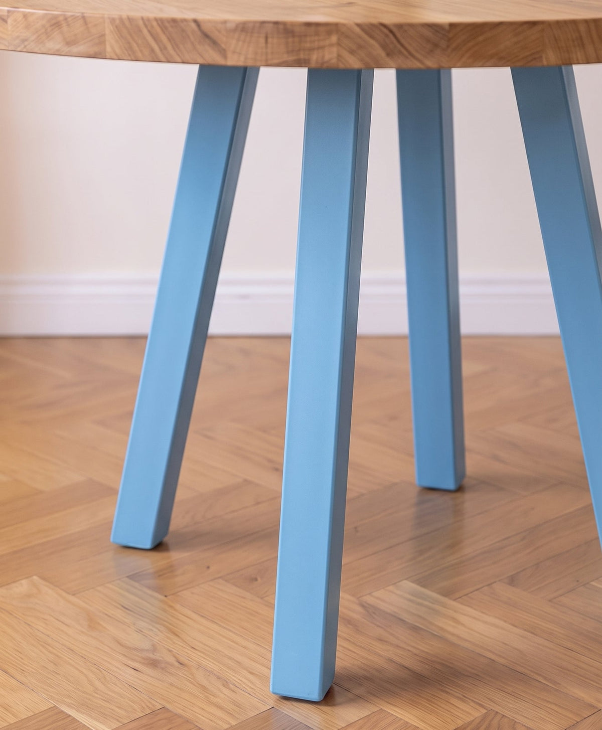Tisch Massivholz & Stahlgestell rund WILMA - Pastellblau RAL 5024 - Moodbild