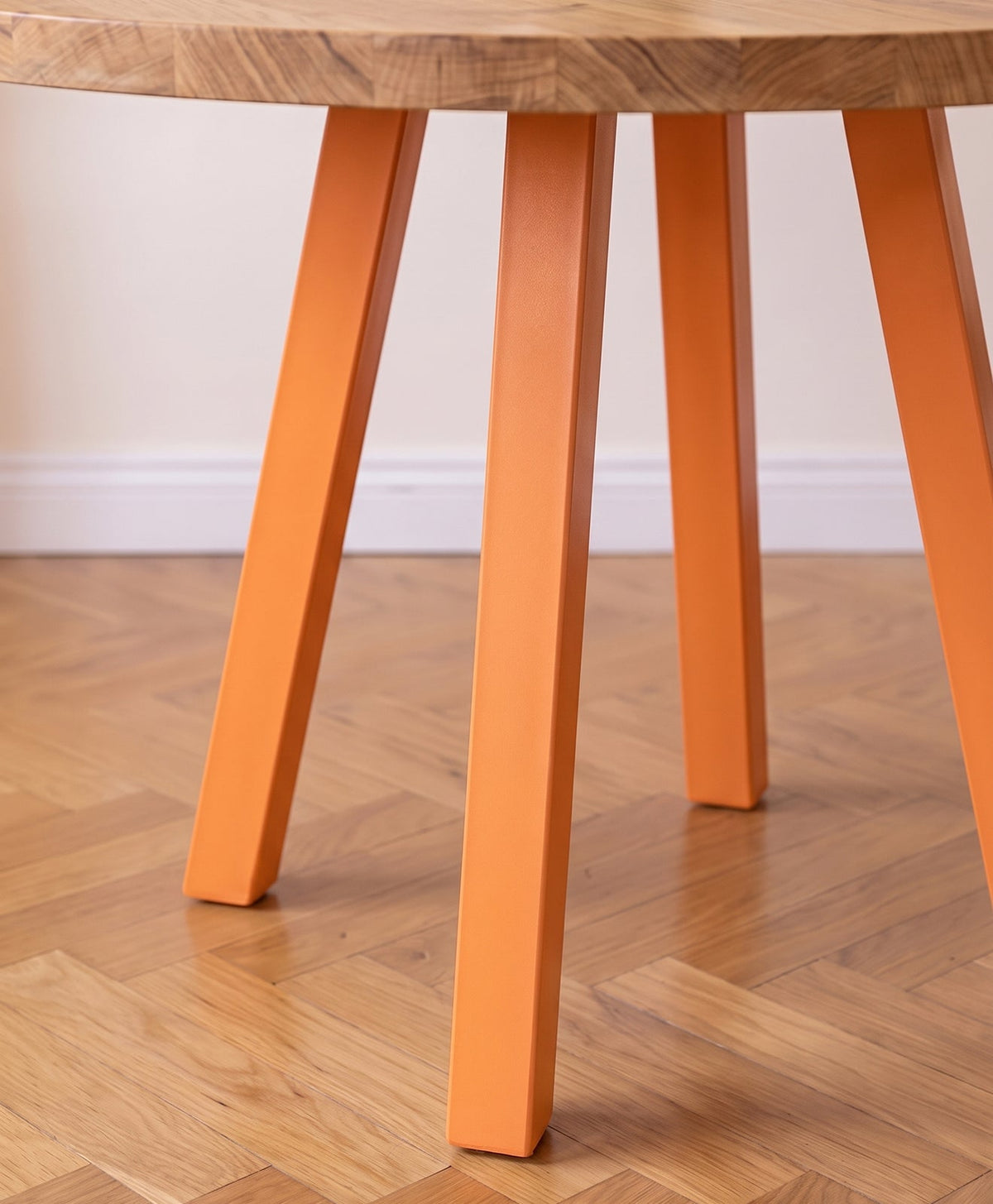 Tisch Massivholz & Stahlgestell rund WILMA - Pastellorange RAL 2003 - Moodbild