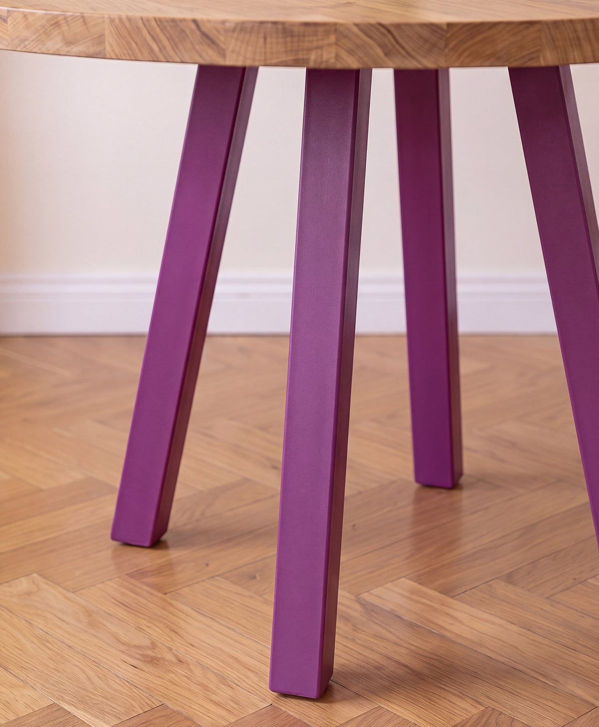 Tisch Massivholz & Stahlgestell rund WILMA - Signalviolett RAL 4008 - Moodbild