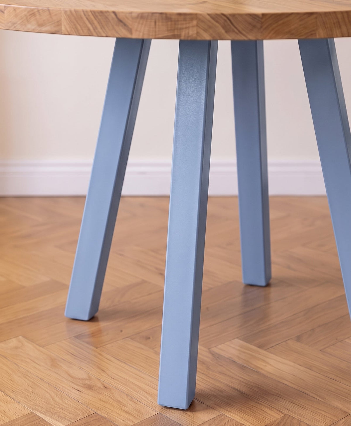 Tisch Massivholz & Stahlgestell rund WILMA - Taubenblau RAL 5014 - Moodbild