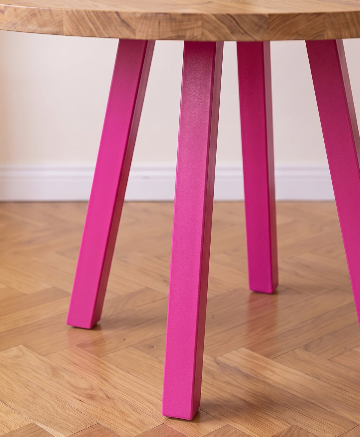 Tisch Massivholz & Stahlgestell rund WILMA - Telemagenta RAL 4010 - Moodbild