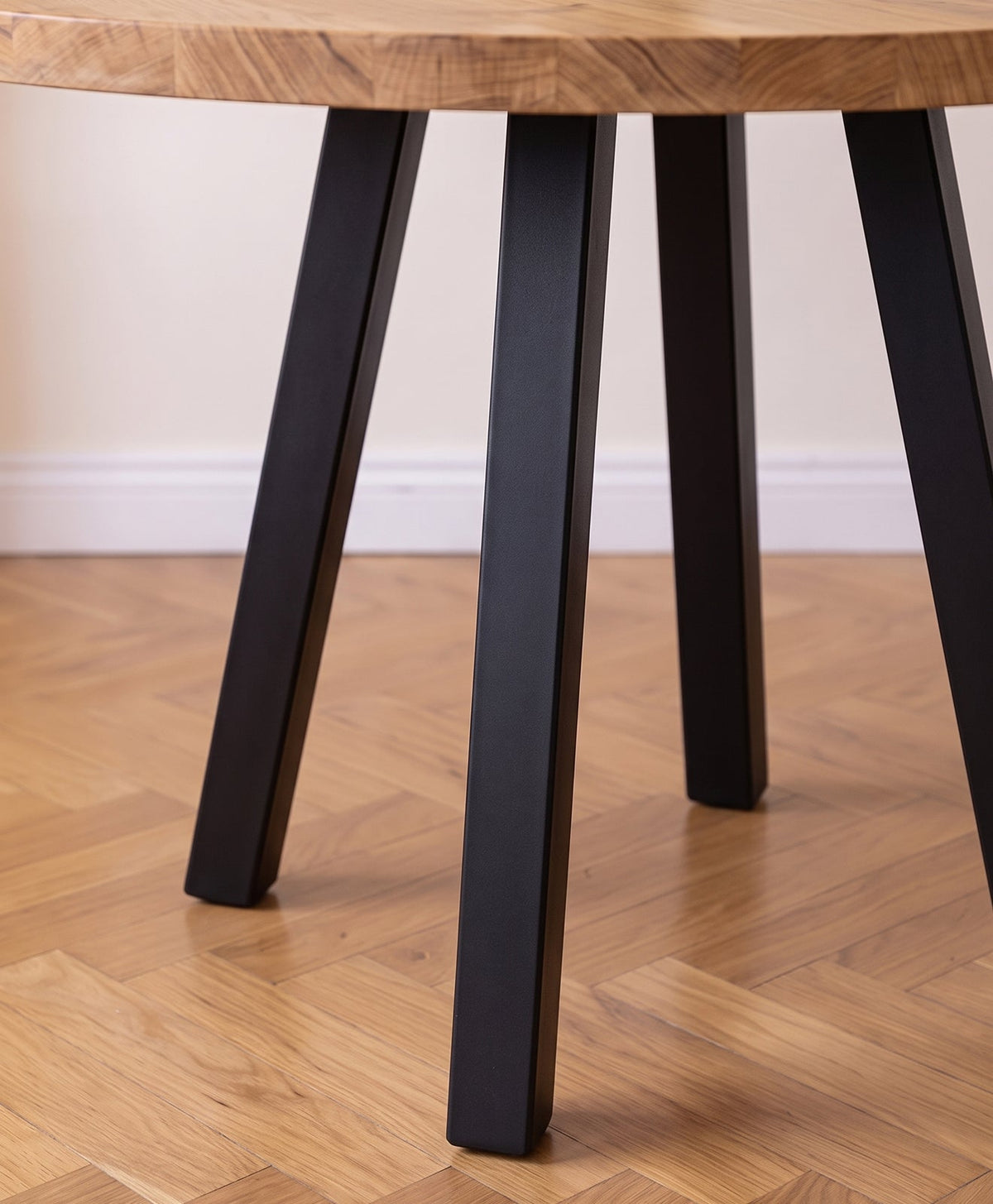 Tisch Massivholz & Stahlgestell rund WILMA - Tiefschwarz RAL 9005 - Moodbild