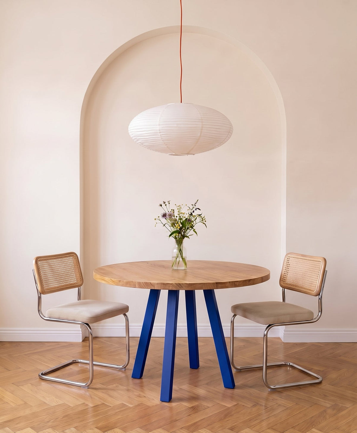 Tisch Massivholz & Stahlgestell rund WILMA - Ultramarineblau RAL 5002