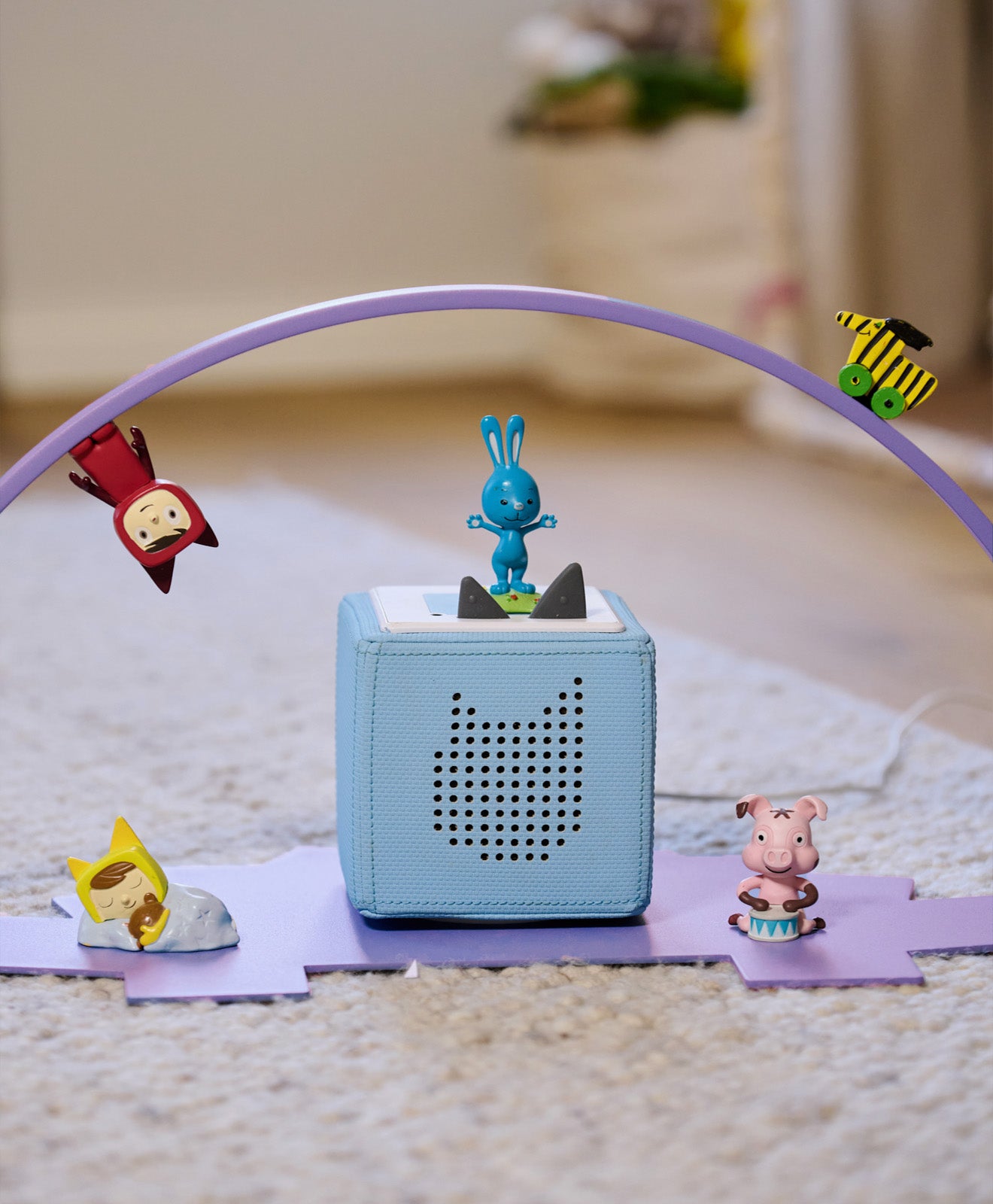 Detailbild vom Regal für die Toniebox und Toniefiguren Dino in Violett - auf dem Boden im Kinderzimmer aufgestellt