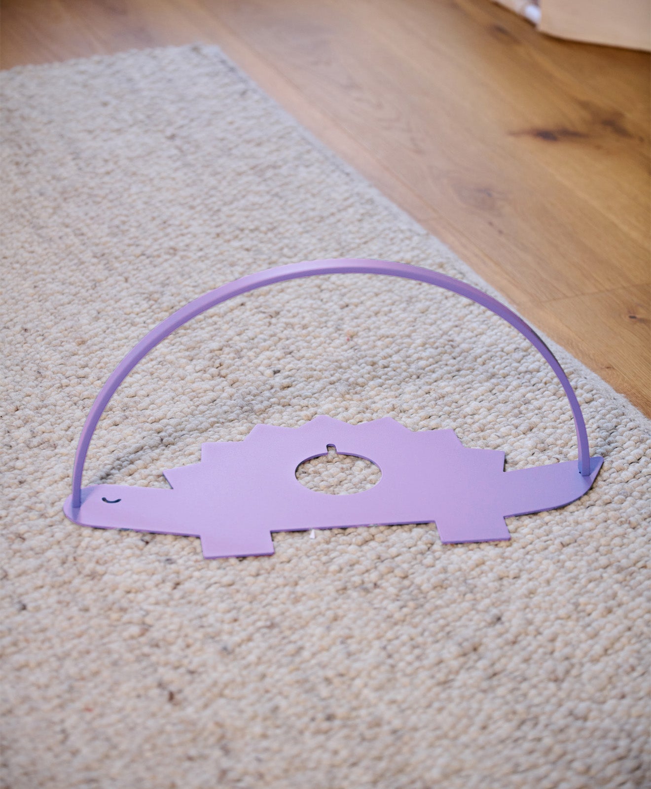 Detailbild vom Regal für die Toniebox und Toniefiguren Dino in Violett - auf dem Boden im Kinderzimmer aufgestellt