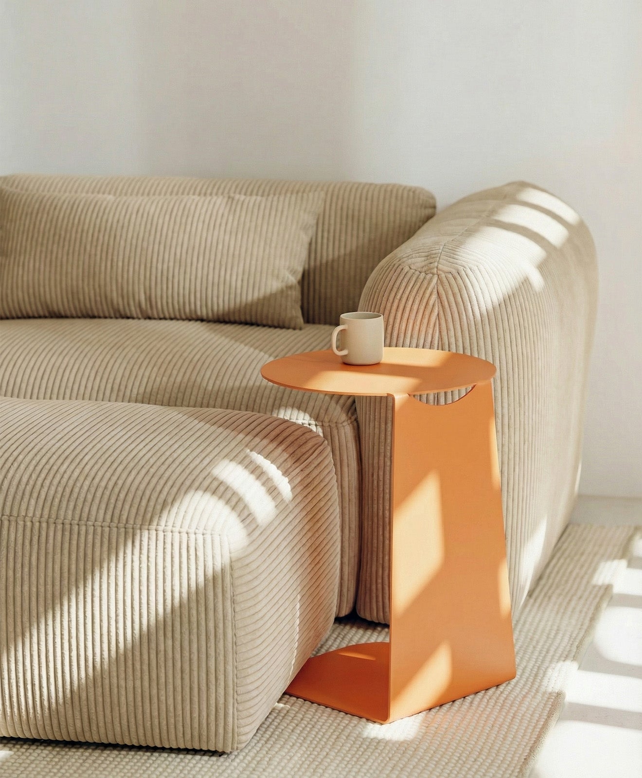 Beistelltisch aus Metall VENTO von KAWENTSMANN - Moodbild Sofa