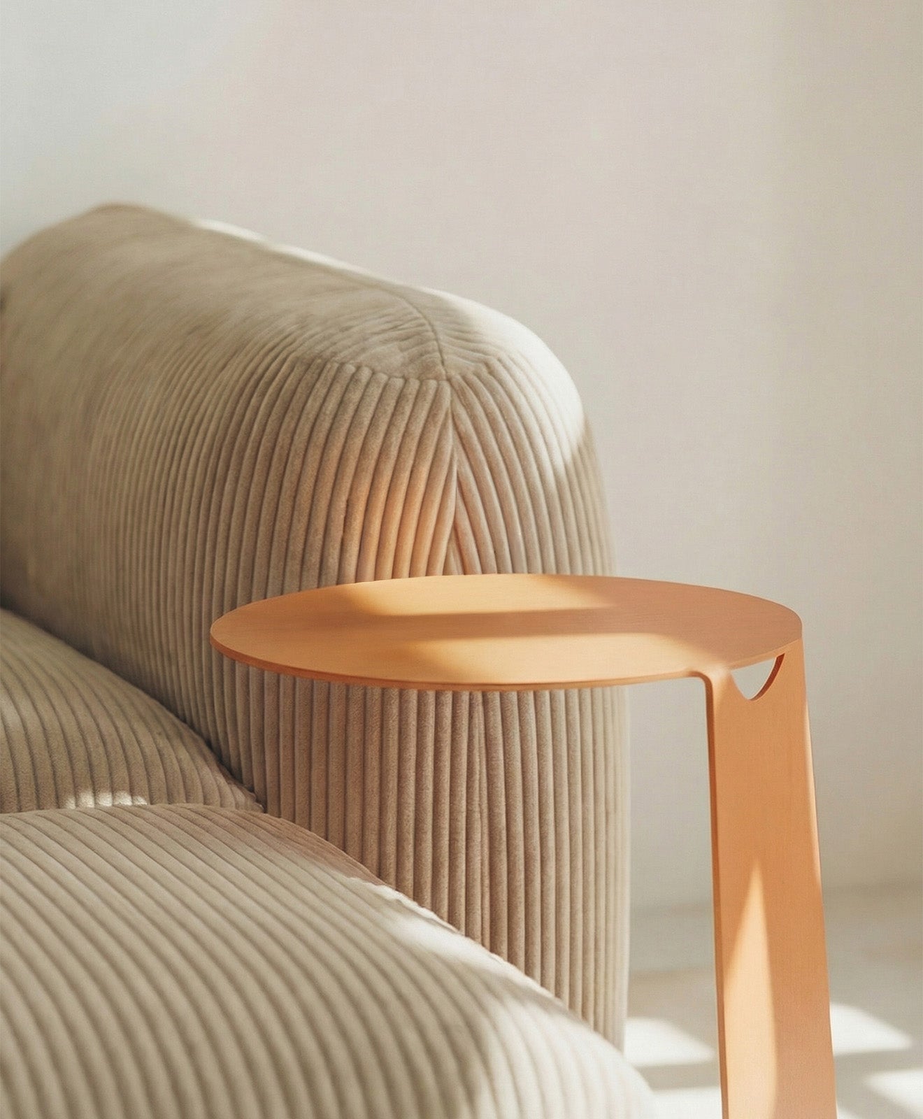 Beistelltisch aus Metall VENTO von KAWENTSMANN - Moodbild Sofa