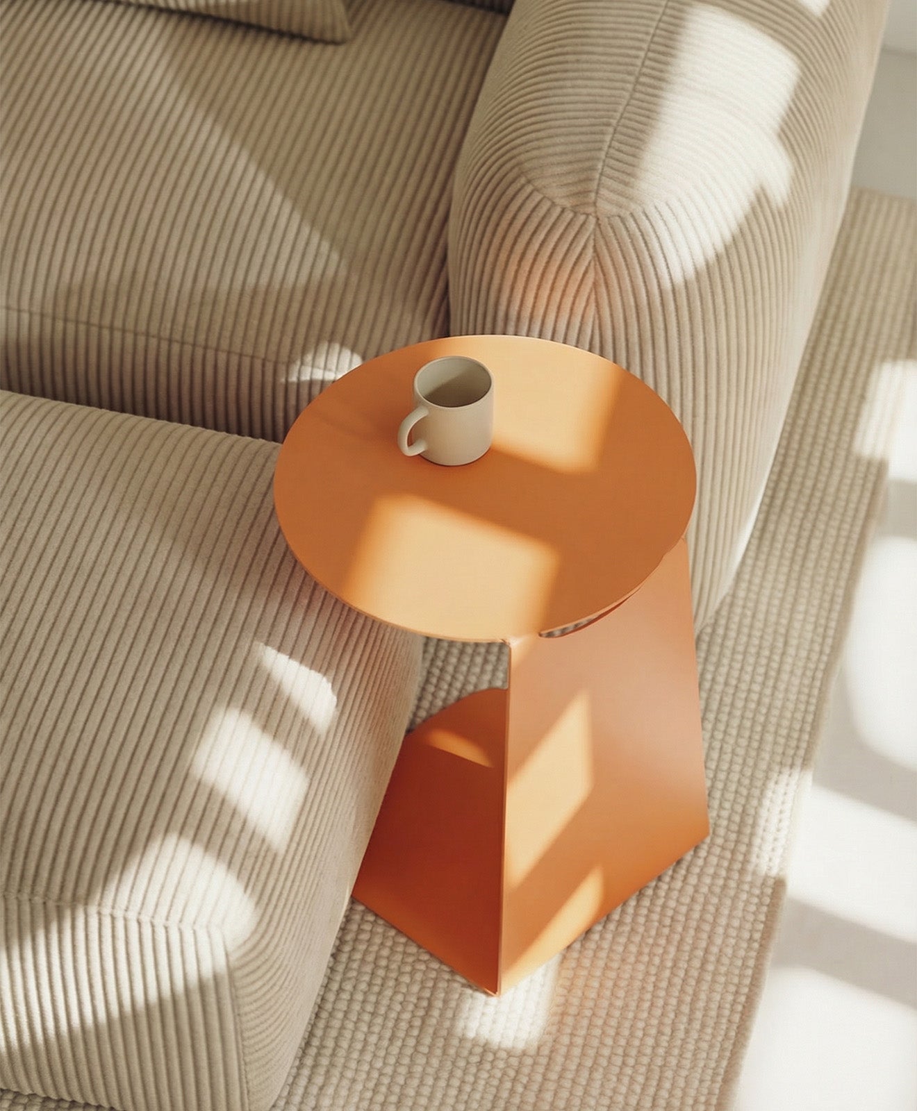 Beistelltisch aus Metall VENTO von KAWENTSMANN - Moodbild Sofa