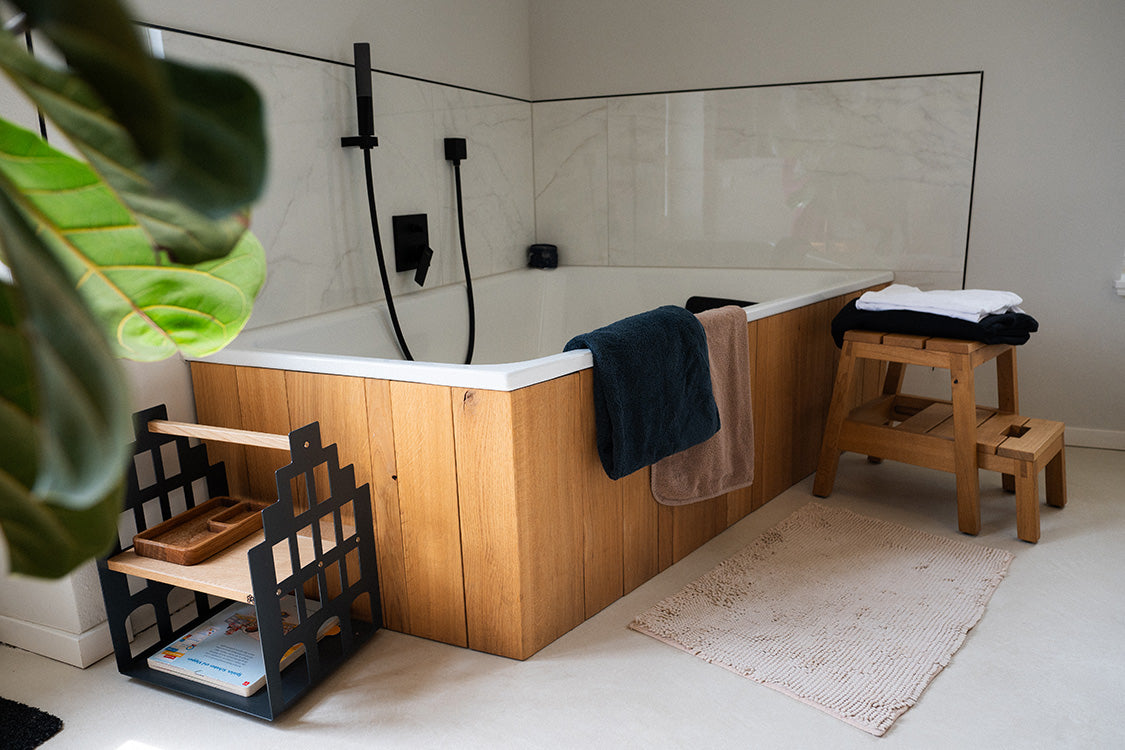 Produkte von KAWENTSMANN in einem Bad neben der Badewanne hingestellt als Shop the Look