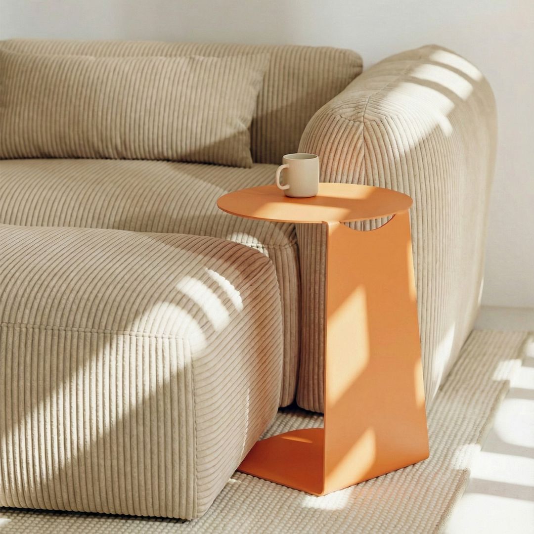 Beistelltisch VENTO eben einem Sofa im Wohnzimmer