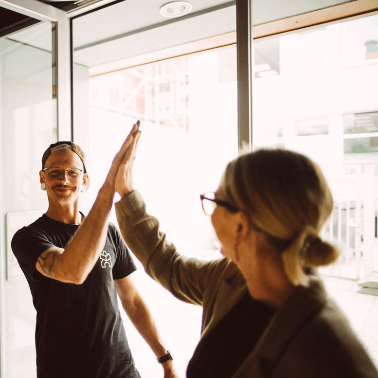 High five von Billy und Greta zur Veranschaulichung des Kawentsmanns Team und Philosophie