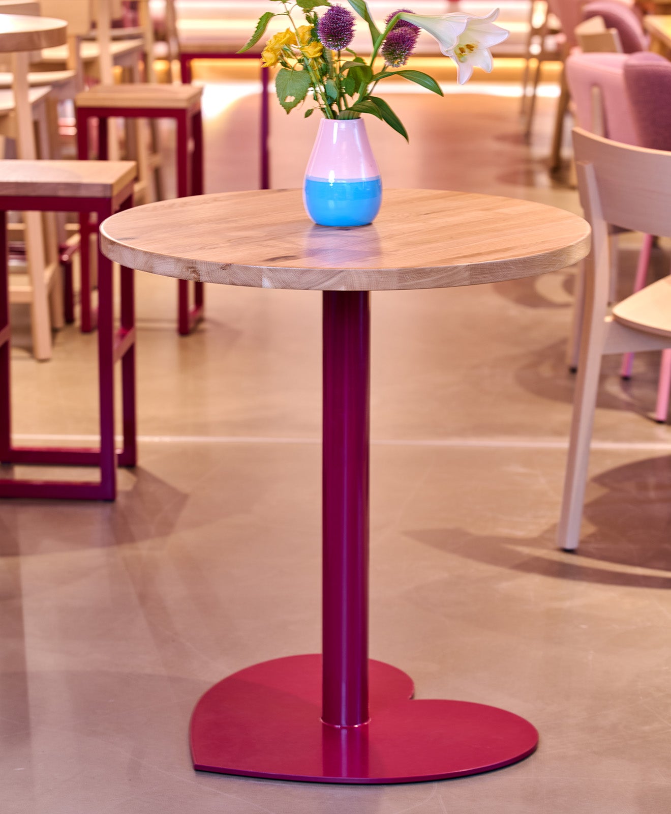 Bistrotisch rund aus Eichenholz & Stahl - Fuß in Herzform