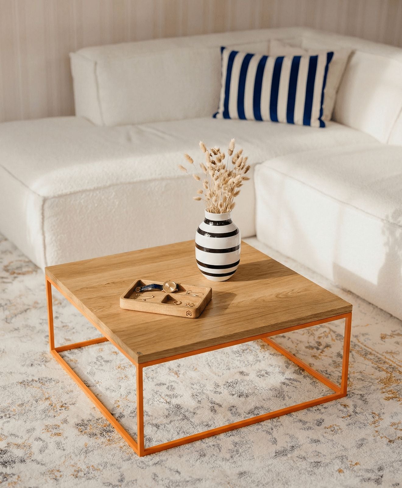 Couchtisch aus Holz & Metall LAUMALOCHER - Moodbild im Wohnzimmer