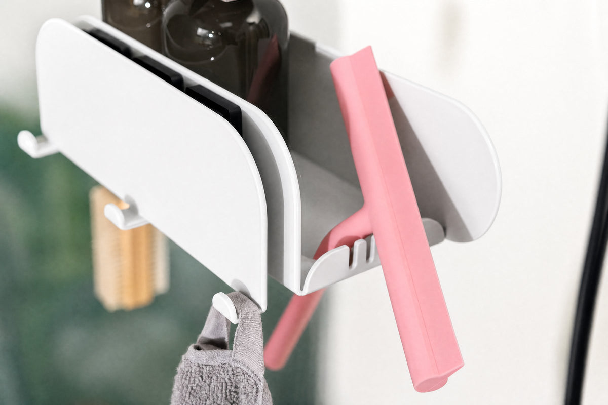 Duschablage ORBI Dock vom Duschglas abgenommen – Nahaufnahme mit Abzieher zum Reinigen