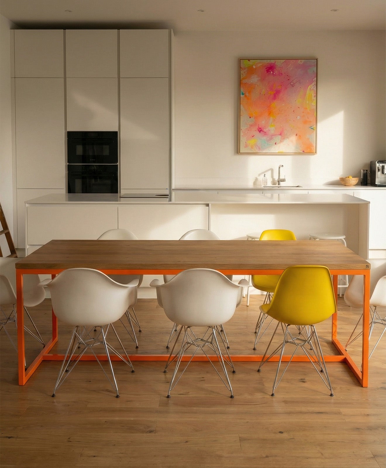 Esstisch aus Massivholz mit Stahlgestell mit Mittelstrebe in Orange in der Küche - Moodbild