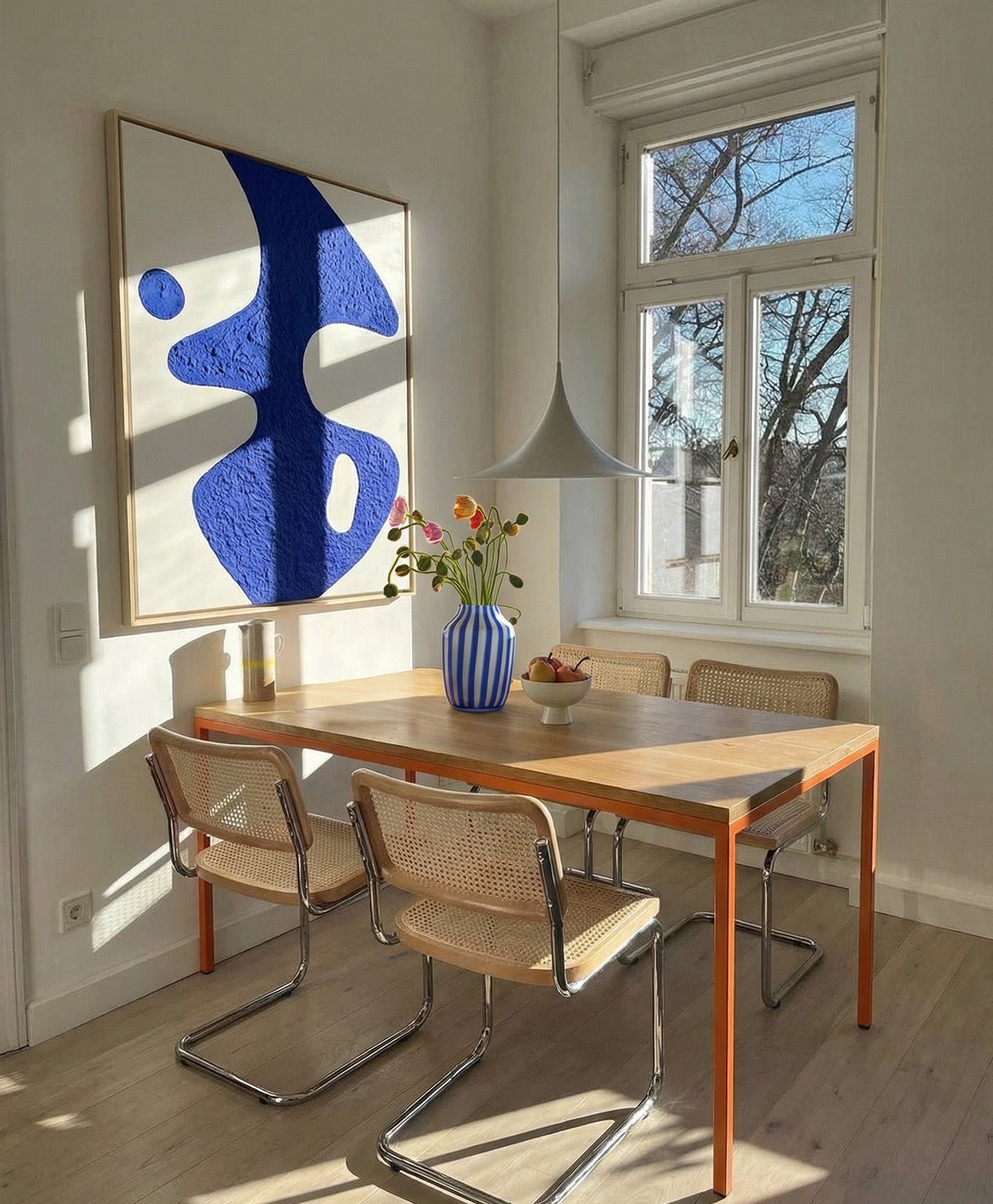 Esstisch aus Massivholz & Stahl Talon Vierfuß in Pastellorange von Kawentsmann - Moodbild im Esszimmer