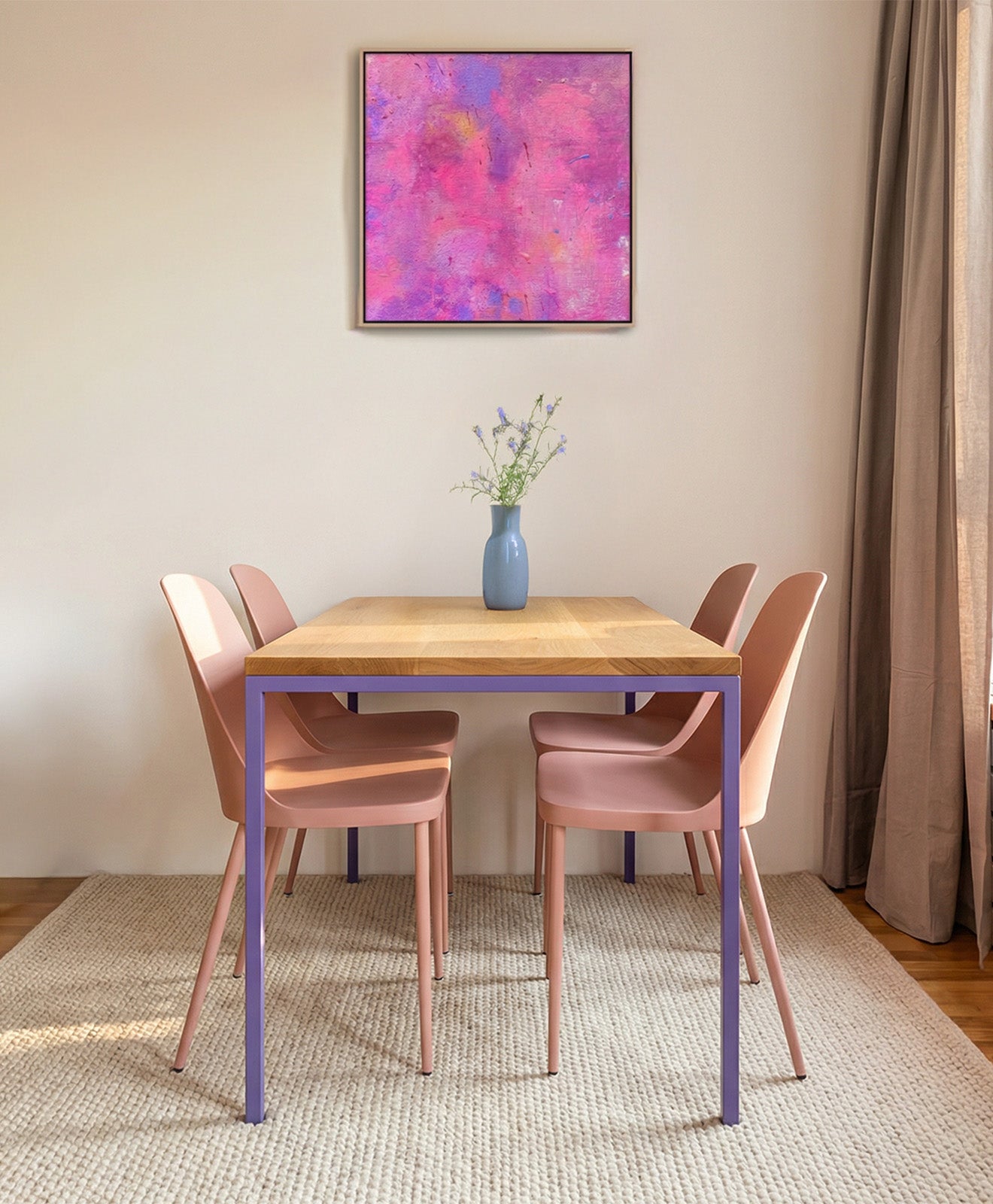 Esstisch aus Massivholz & Stahl Talon Vierfuß in Blaulviolett von Kawentsmann - Moodbild im Esszimmer