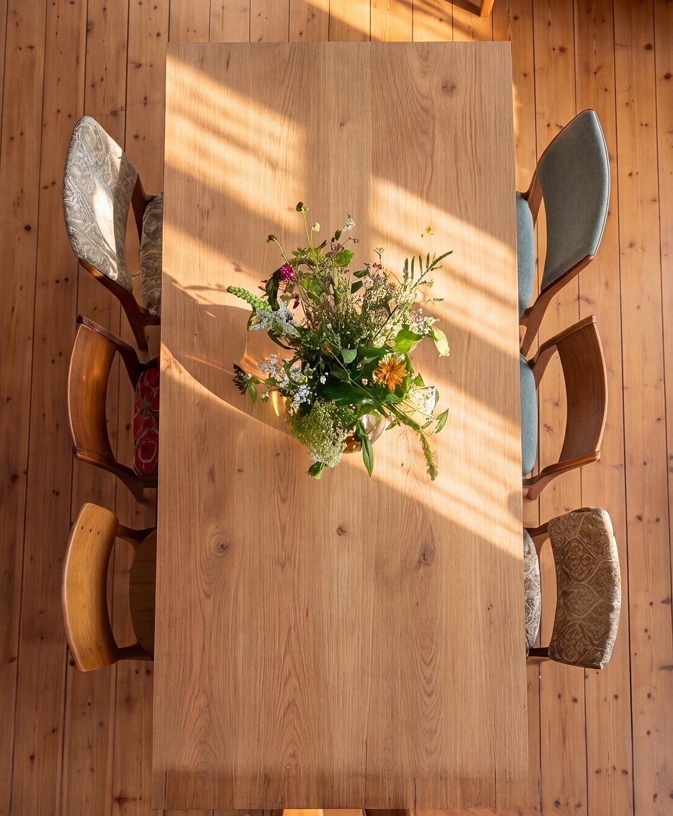 Tisch aus Massivholz Eiche TALON - Vollholz - Moodbild im Esszimmer von oben