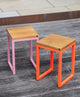 Zwei Hocker TALON auf einer Terrasse