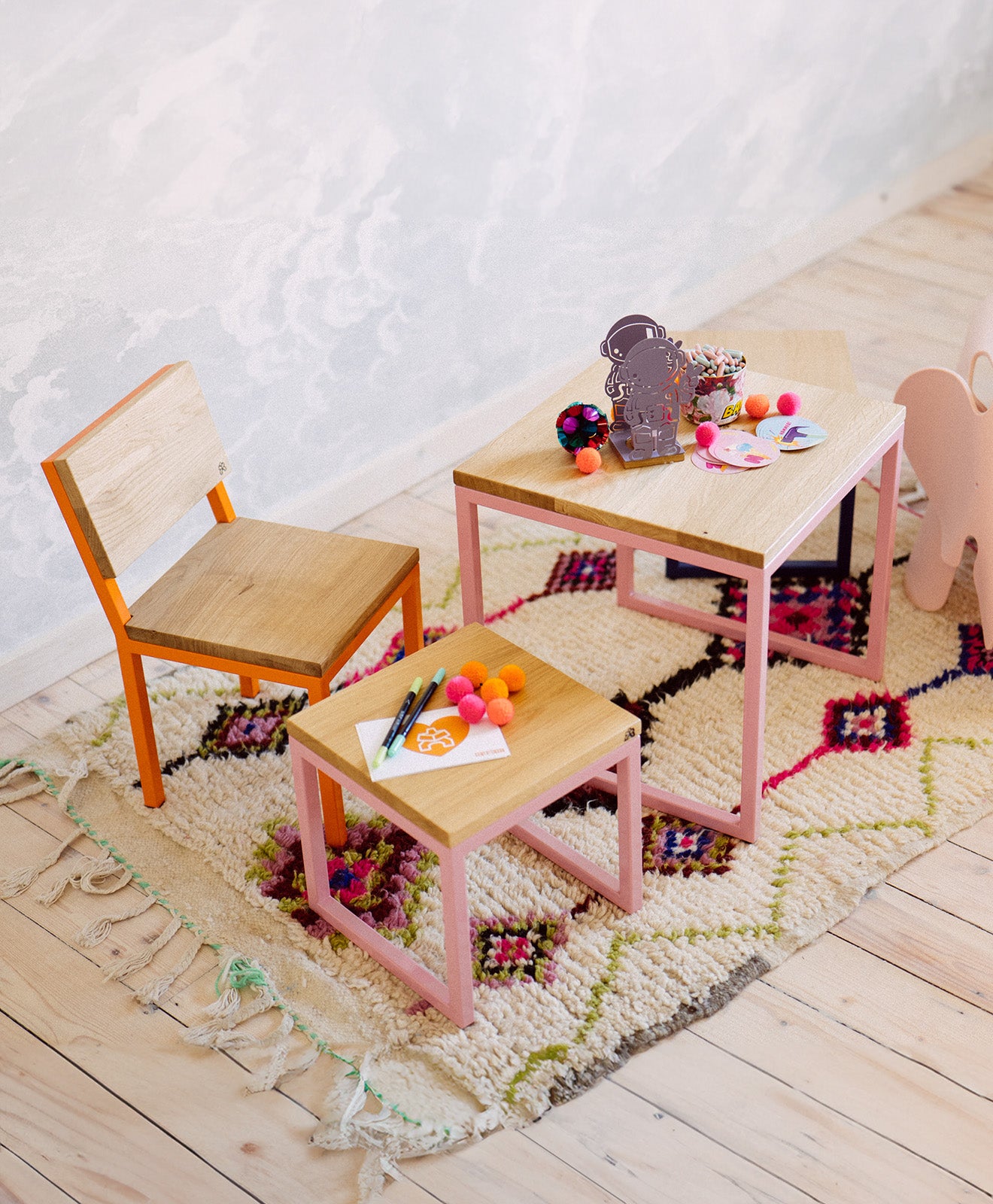 Kindermöbel Gruppe aus Kindertisch, Kinderhocker und Kinderstuhl zur Veranschaulichung der Kawentsmann Serie "Trallafitti" zur Darstellung der Produkte fürs Kinderzimmer