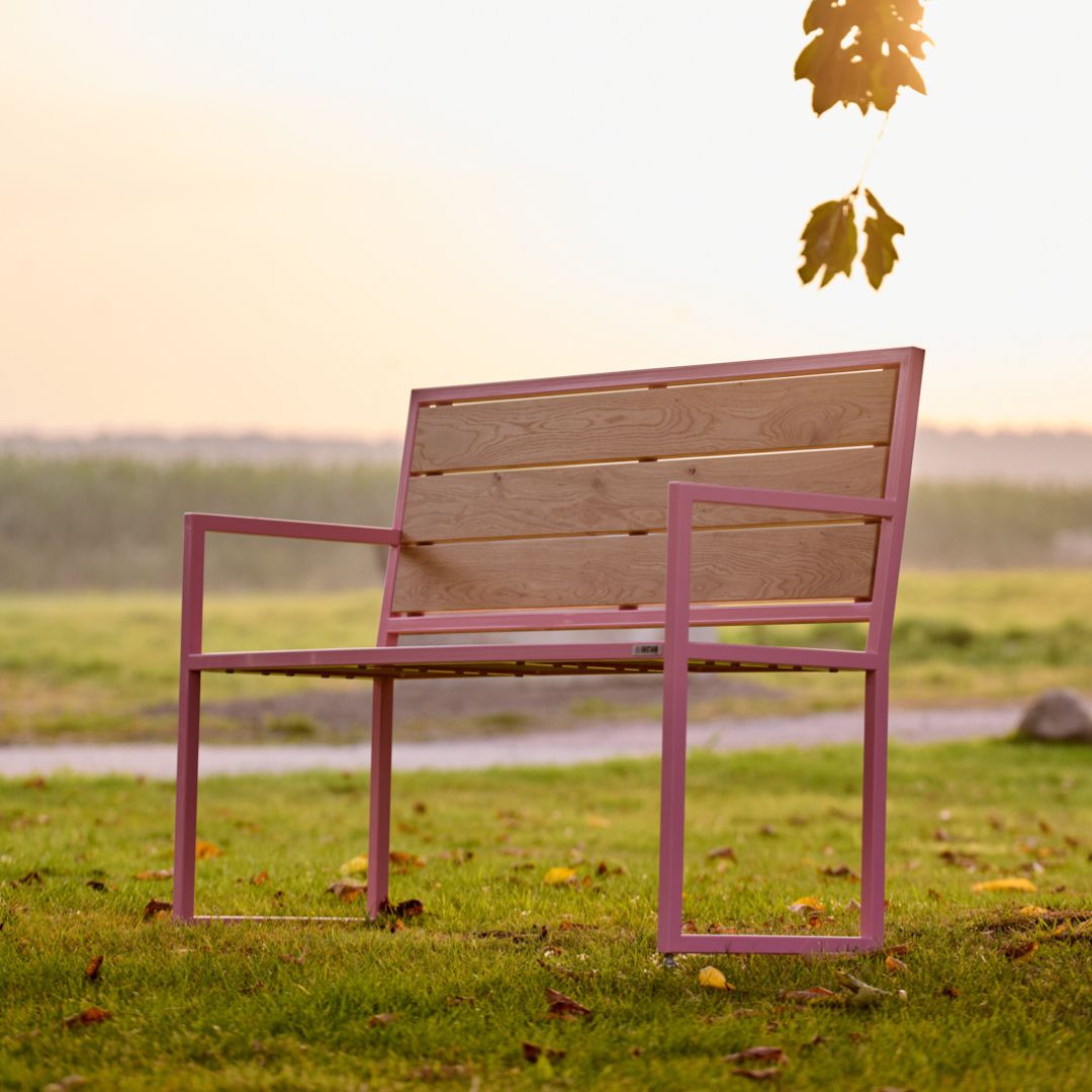 Sitzbank mit Rücken- und Armlehne PATT in Rosa beim Sonnenaufgang