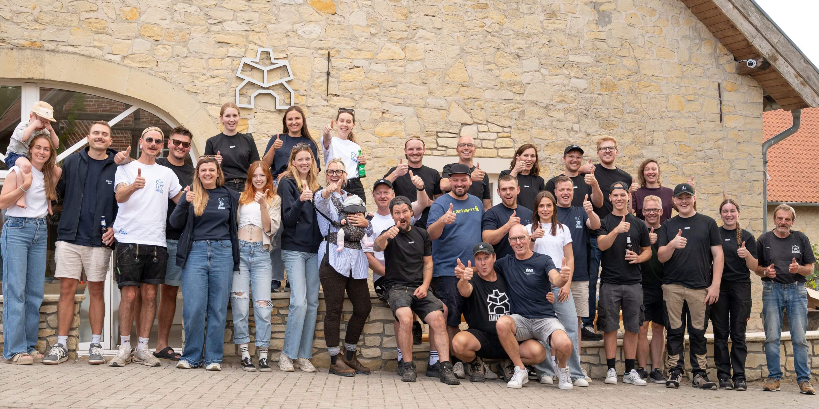 Das Team von KAWENTSMANN vor dem Kawentshaus in Nottuln