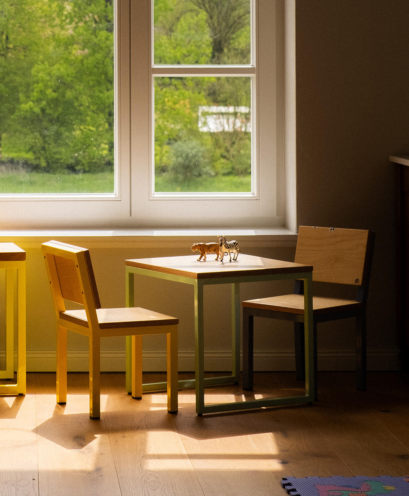 Kindertisch aus Holz (Eiche) mit Stahlgestell in Farbe zur Auswahl im Kinderzimmer