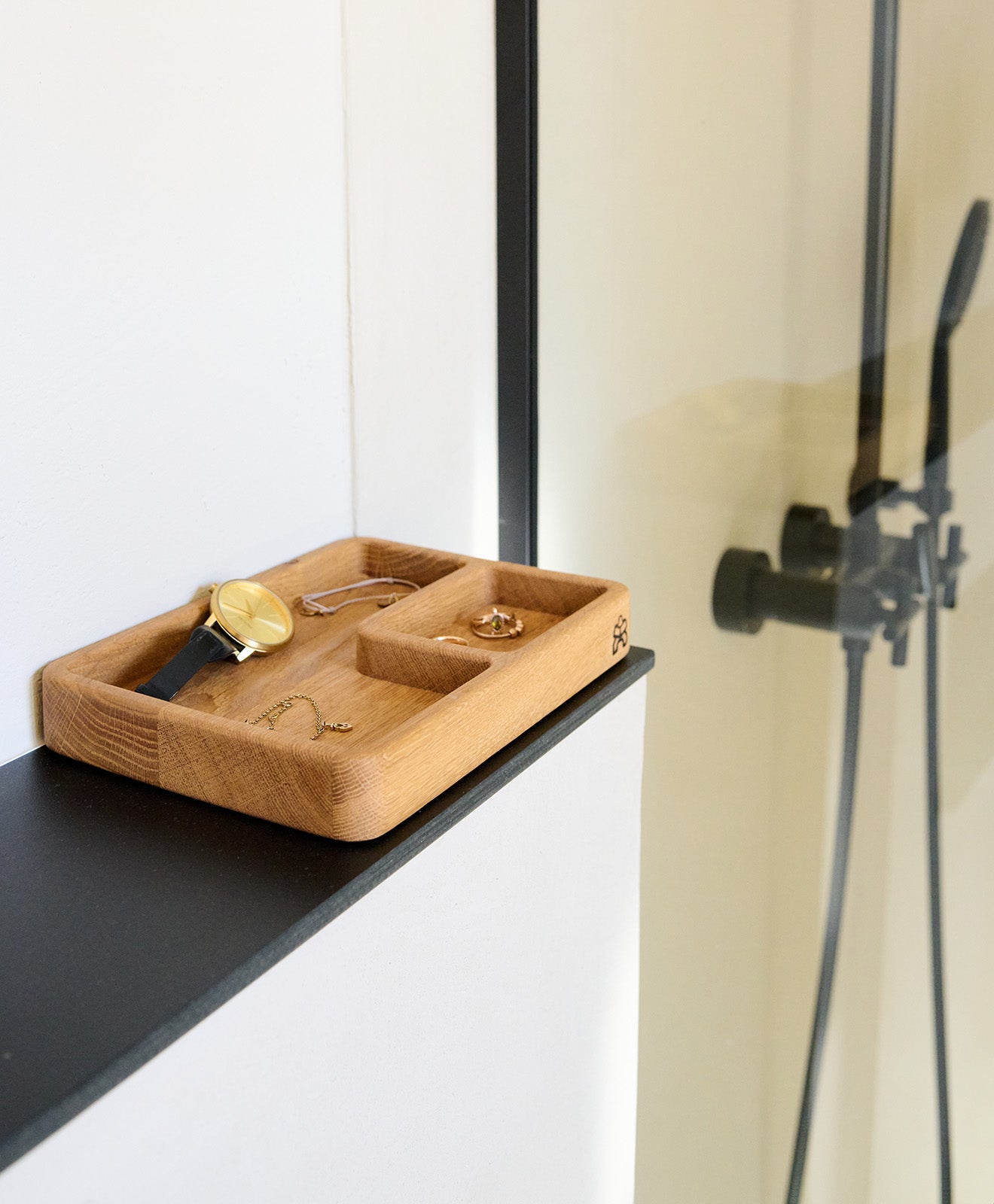 Kawentsmann Dekotablett aus Holz "Kleine Frida" - Moodbild als Ablage von Schmuck im Bad