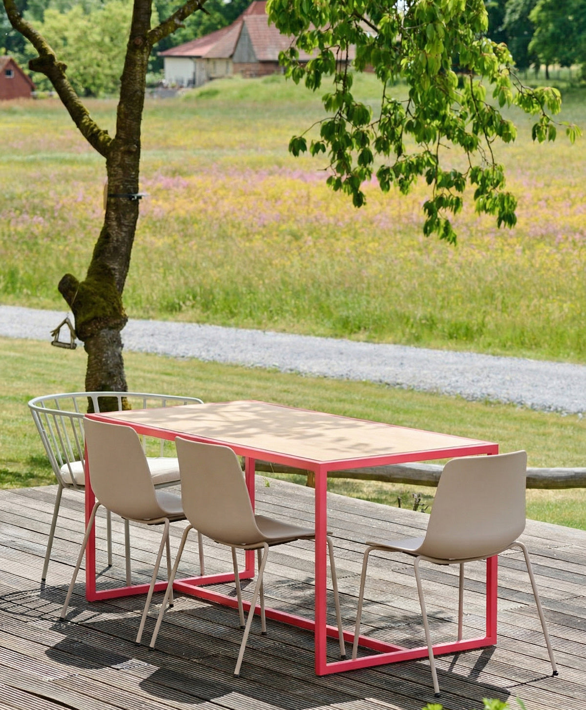 Moodbild vom Outdoor Tisch wetterfest Talon von Kawentsmann auf einer Terrasse