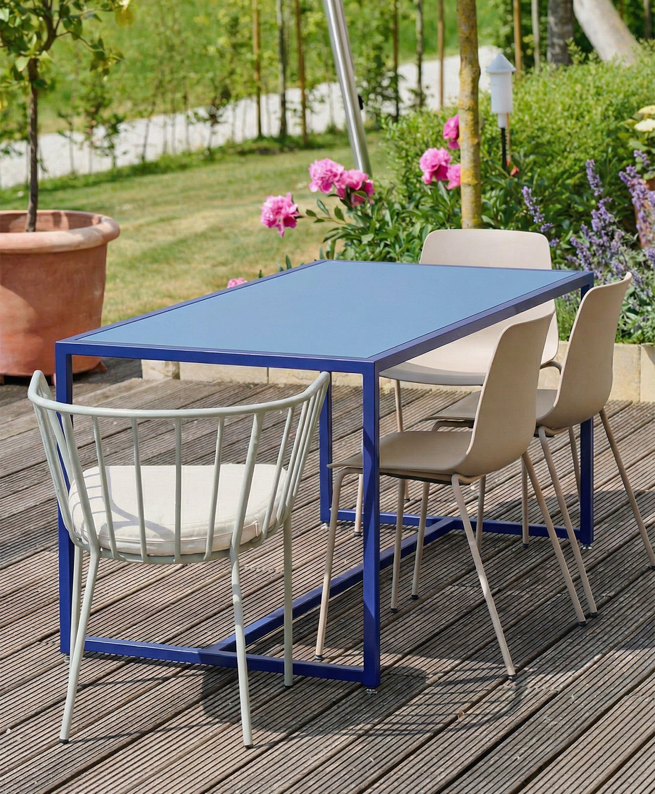 Moodbild vom Outdoor Tisch wetterfest Talon von Kawentsmann auf einer Terrasse
