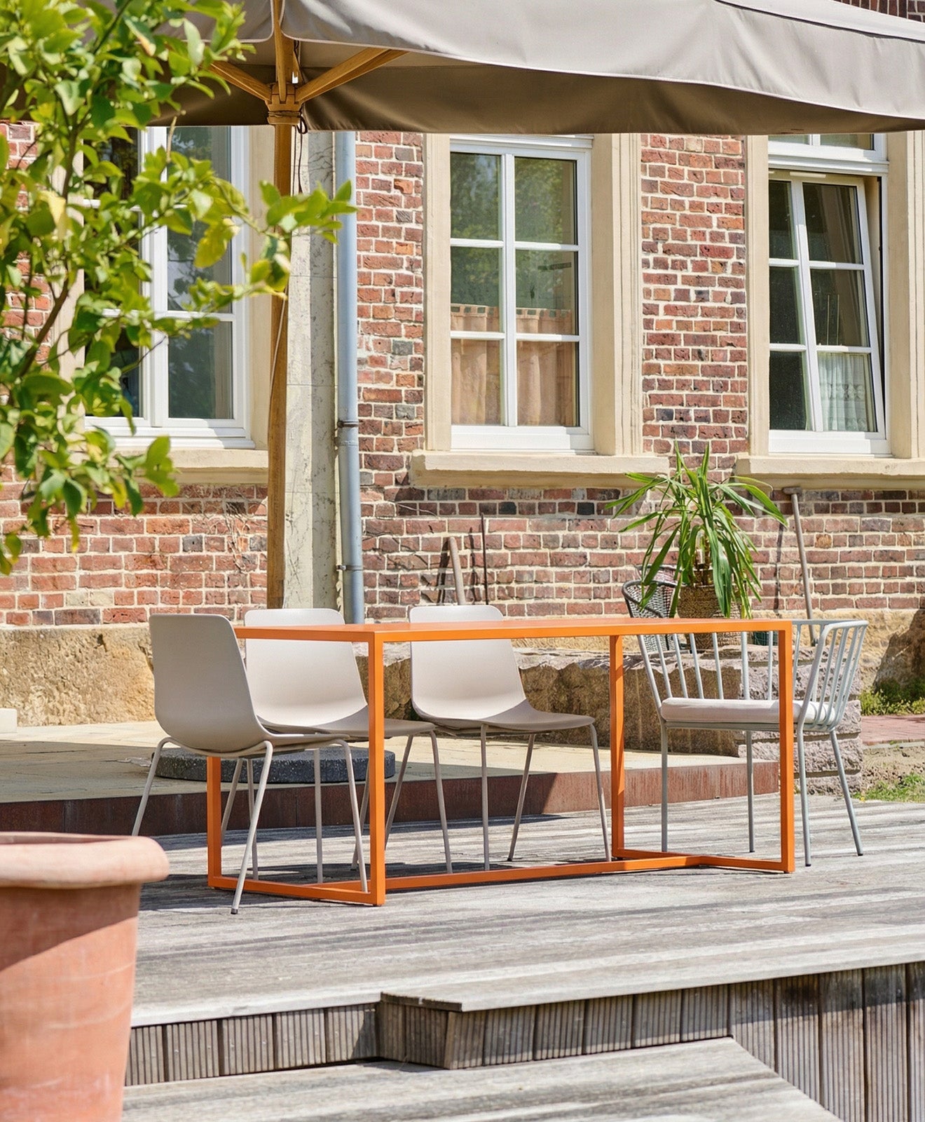 Moodbild vom Outdoor Tisch wetterfest Talon von Kawentsmann auf einer Terrasse