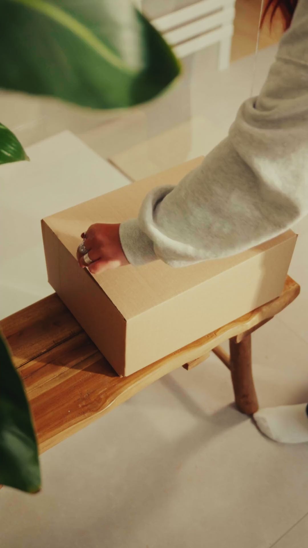 Video: Duschablage ORBI Dock magnetisch am Duschglas anbringen, abnehmen und reinigen
