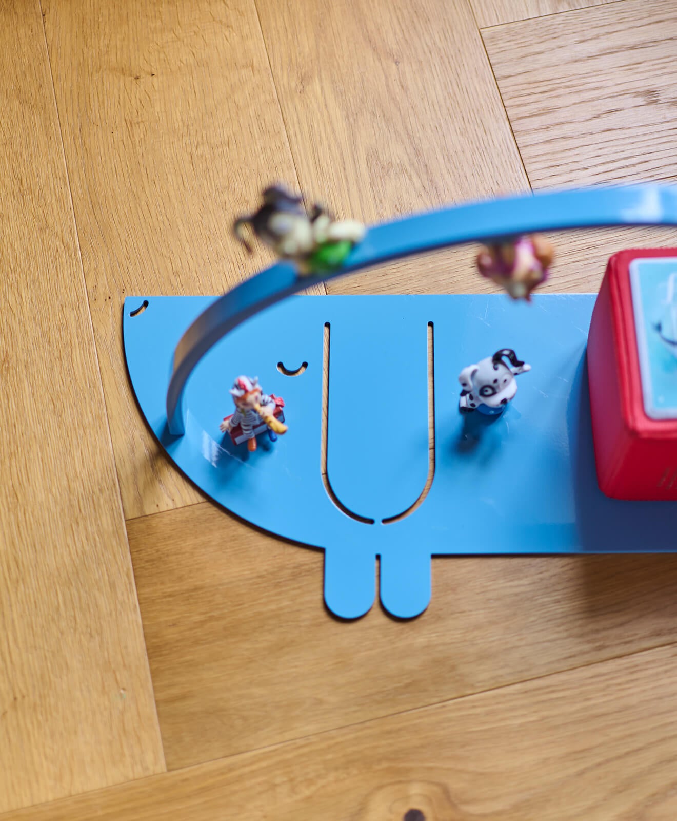 Moodbild vom Regal für die Toniebox und Toniefiguren Dackel in Blau - Detailaufnahme