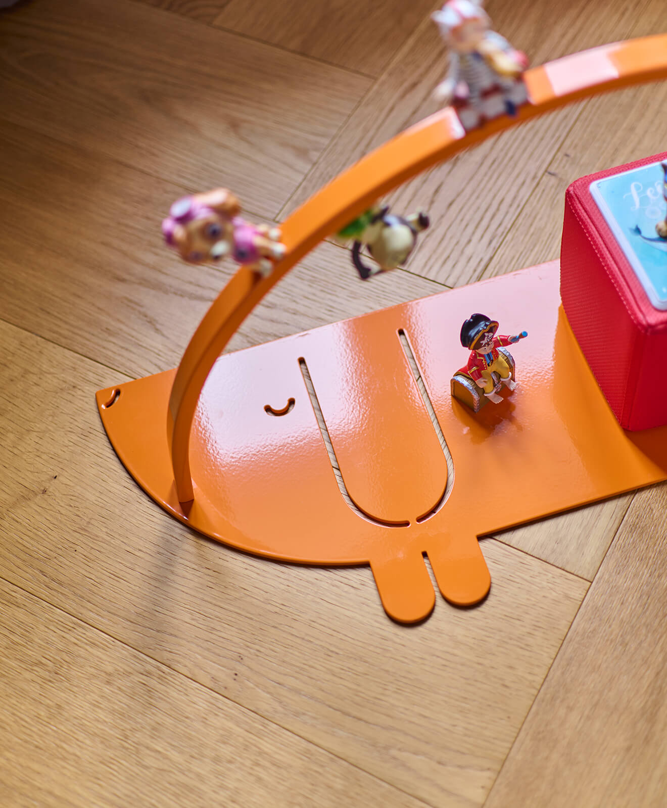 Moodbild vom Regal für die Toniebox und Toniefiguren Dackel in Orange - Detailaufnahme