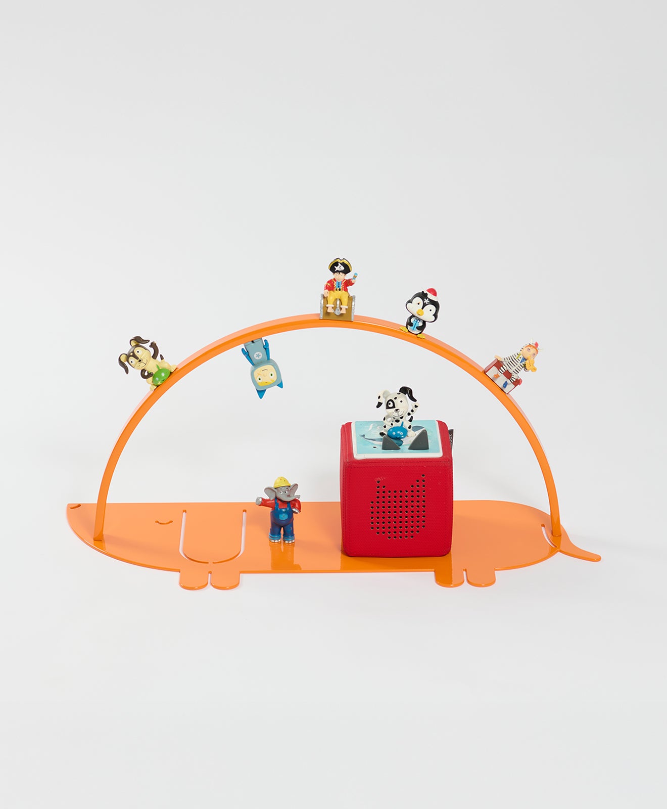 Produktbild vom Regal für die Toniebox und Toniefiguren Dackel in Orange mit Figuren und Musikbox auf weißem Hintergrund