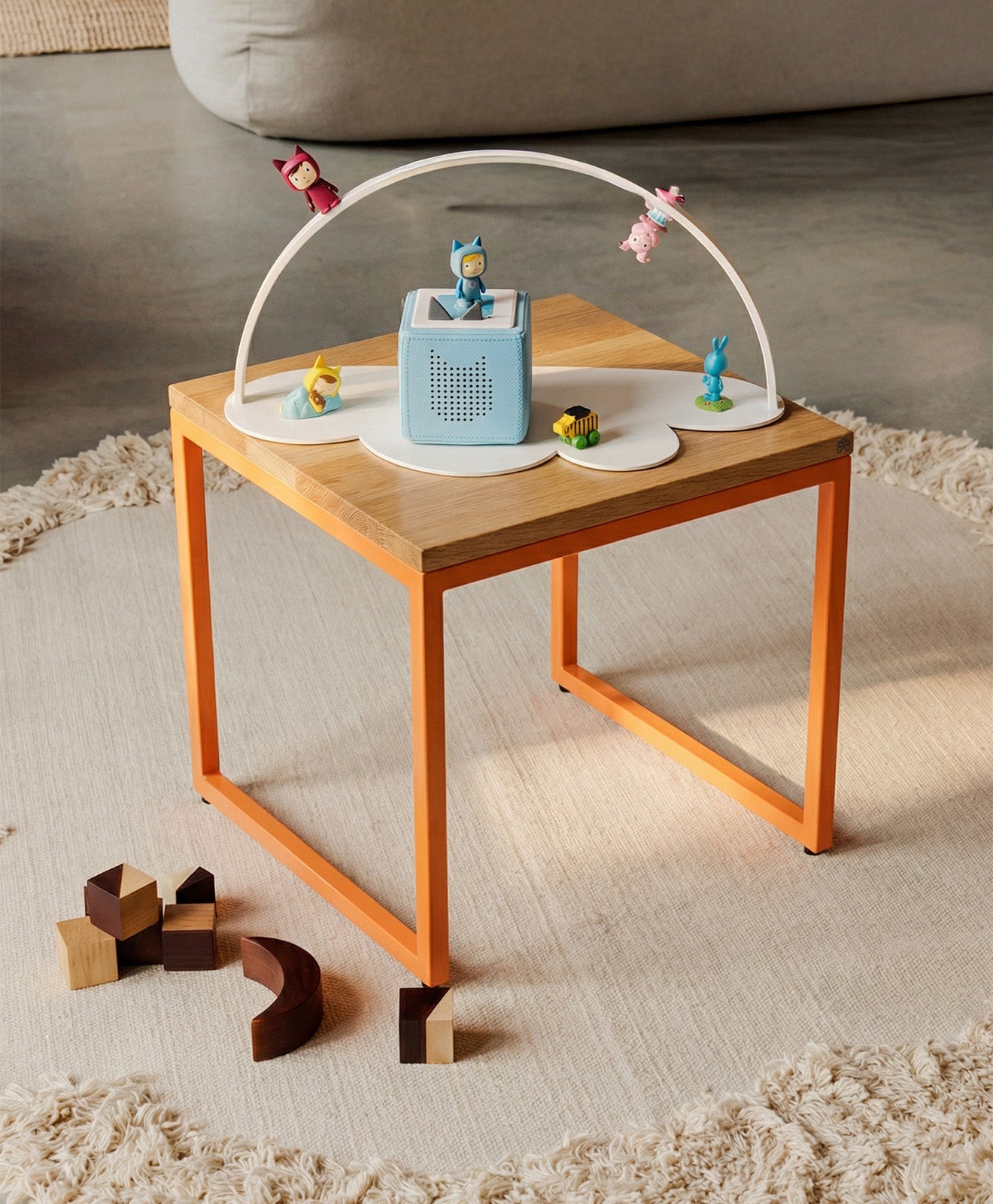 Regal für die Toniebox Wolke in Weiß auf einem Kindertisch aufgestellt zur Darstellung der verschiedenen Abstellmöglichkeiten