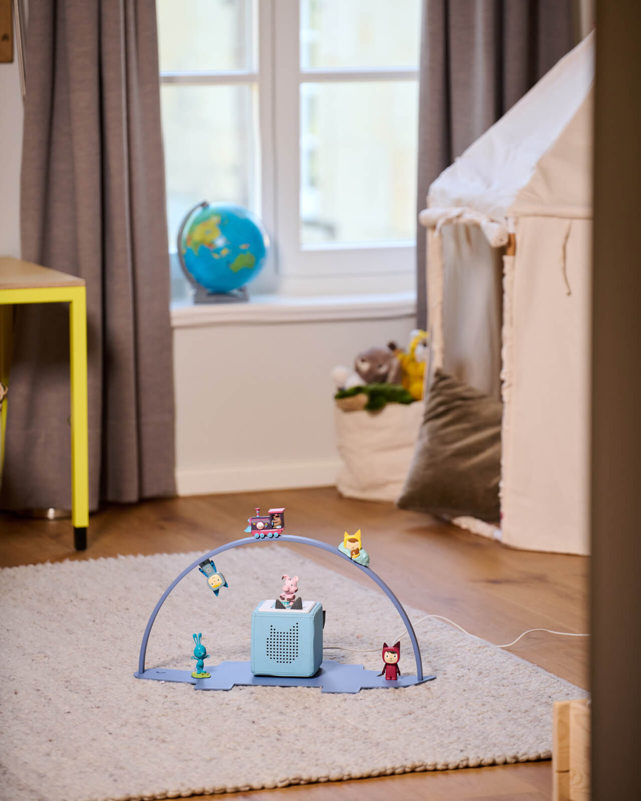 Moodbild vom Regal für die Toniebox und Toniefiguren Dino in Blau - auf dem Boden im Kinderzimmer aufgestellt