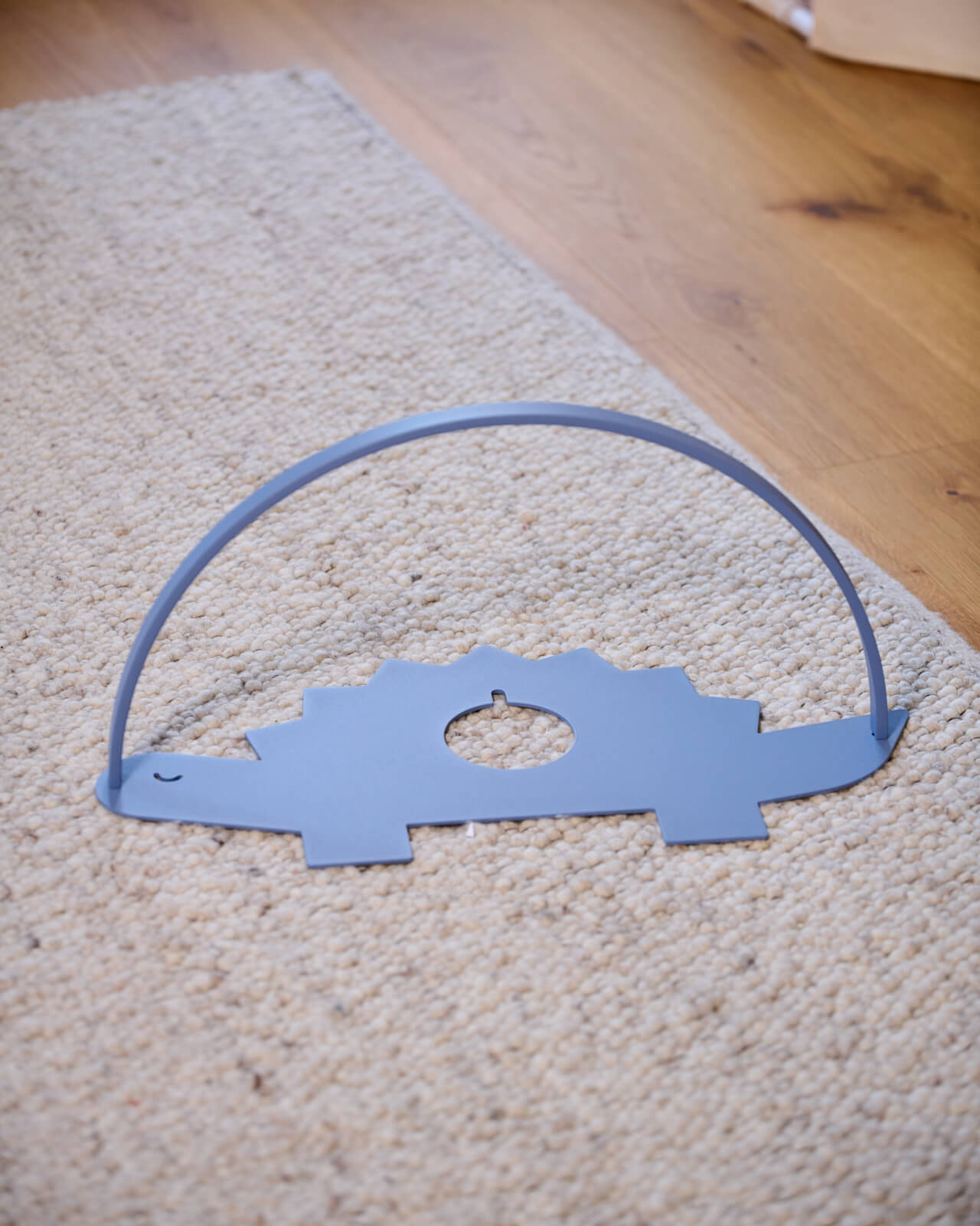 Moodbild vom Regal für die Toniebox und Toniefiguren Dino in Blau - auf dem Boden im Kinderzimmer aufgestellt