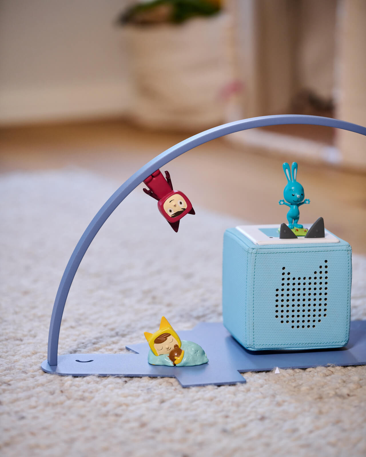 Moodbild vom Regal für die Toniebox und Toniefiguren Dino in Blau - auf dem Boden im Kinderzimmer aufgestellt