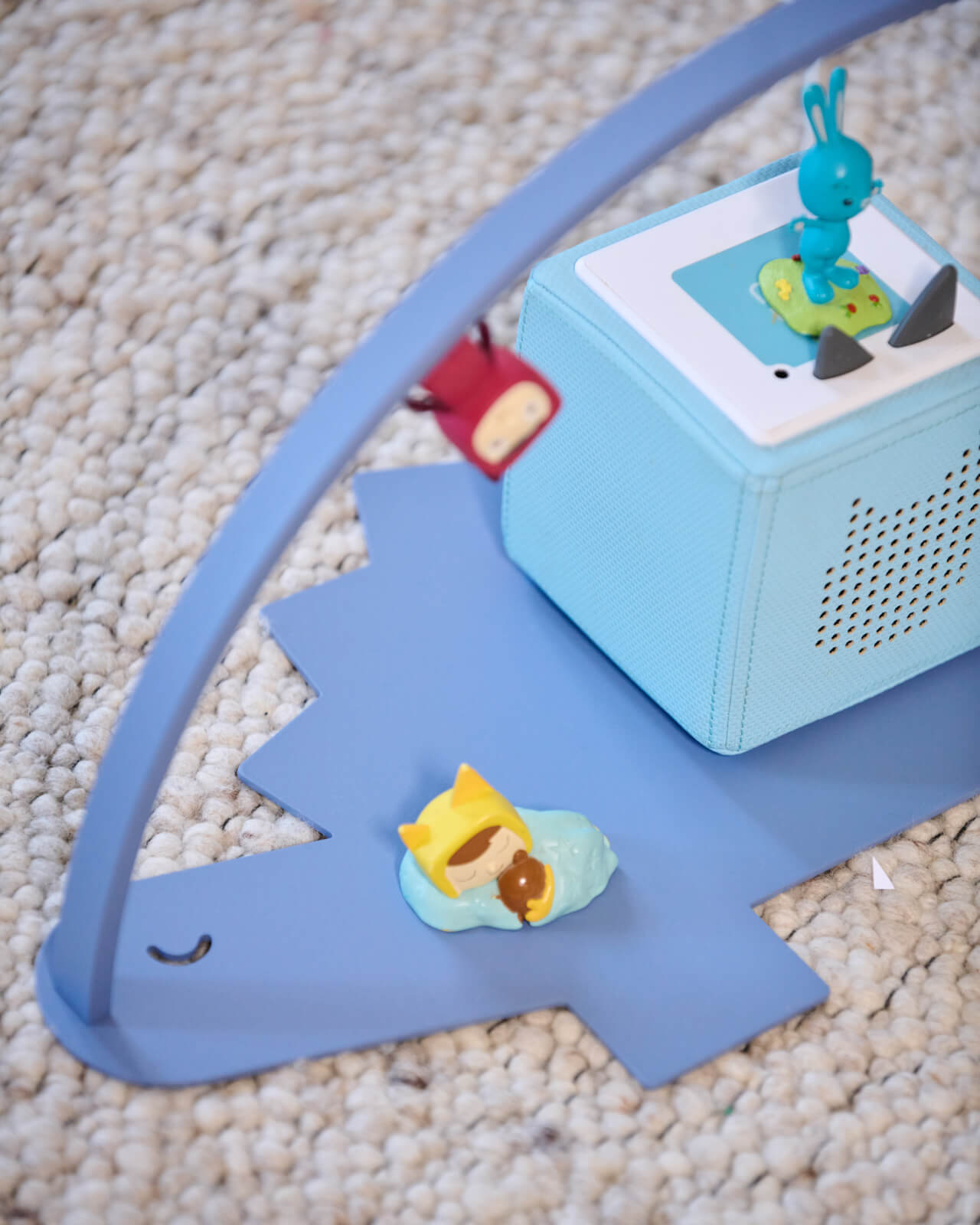 Moodbild vom Regal für die Toniebox und Toniefiguren Dino in Blau - auf dem Boden im Kinderzimmer aufgestellt