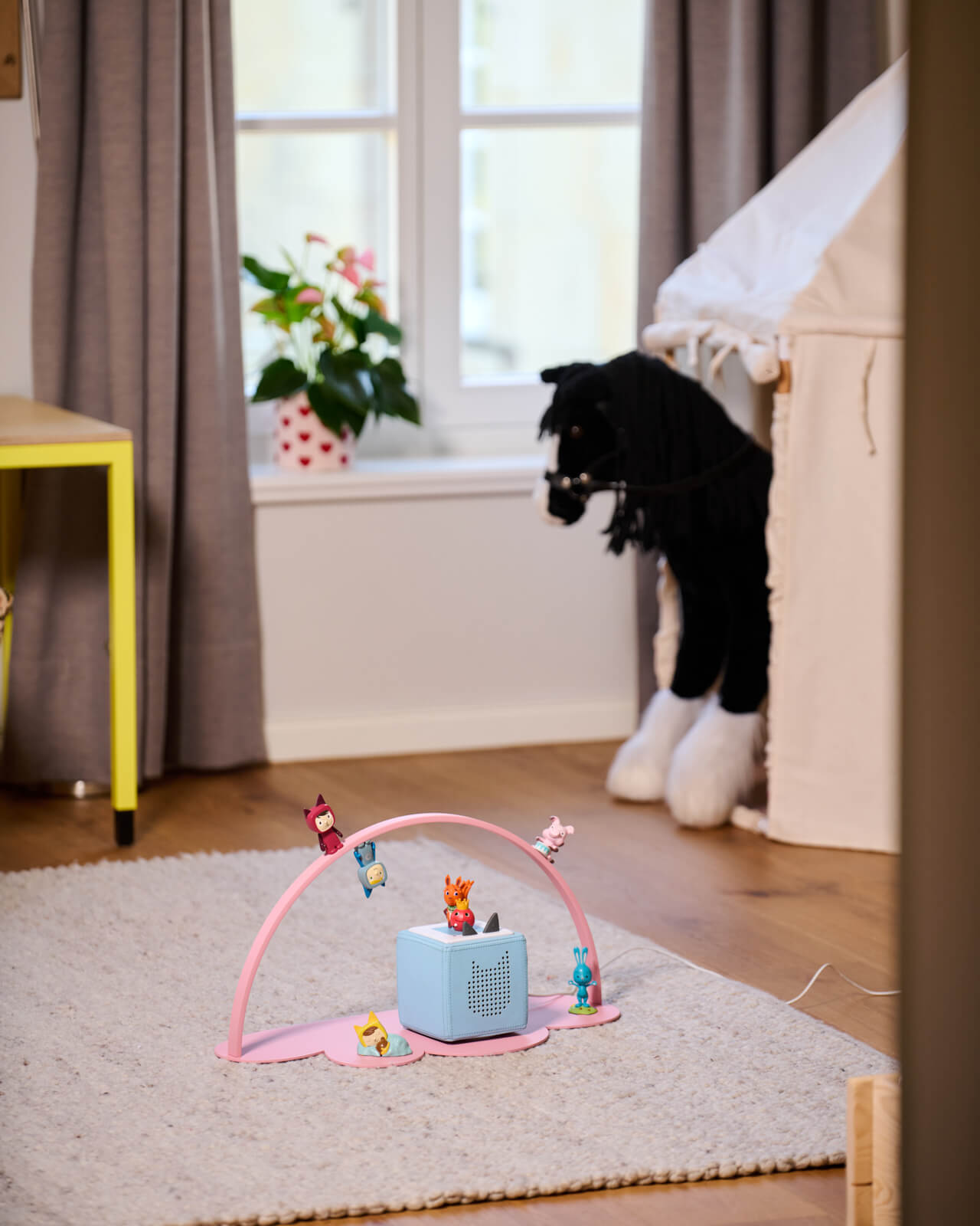 Regal für Toniebox & Tonies in Rosa - Moodbild im Kinderzimmer auf dem Boden aufgestellt