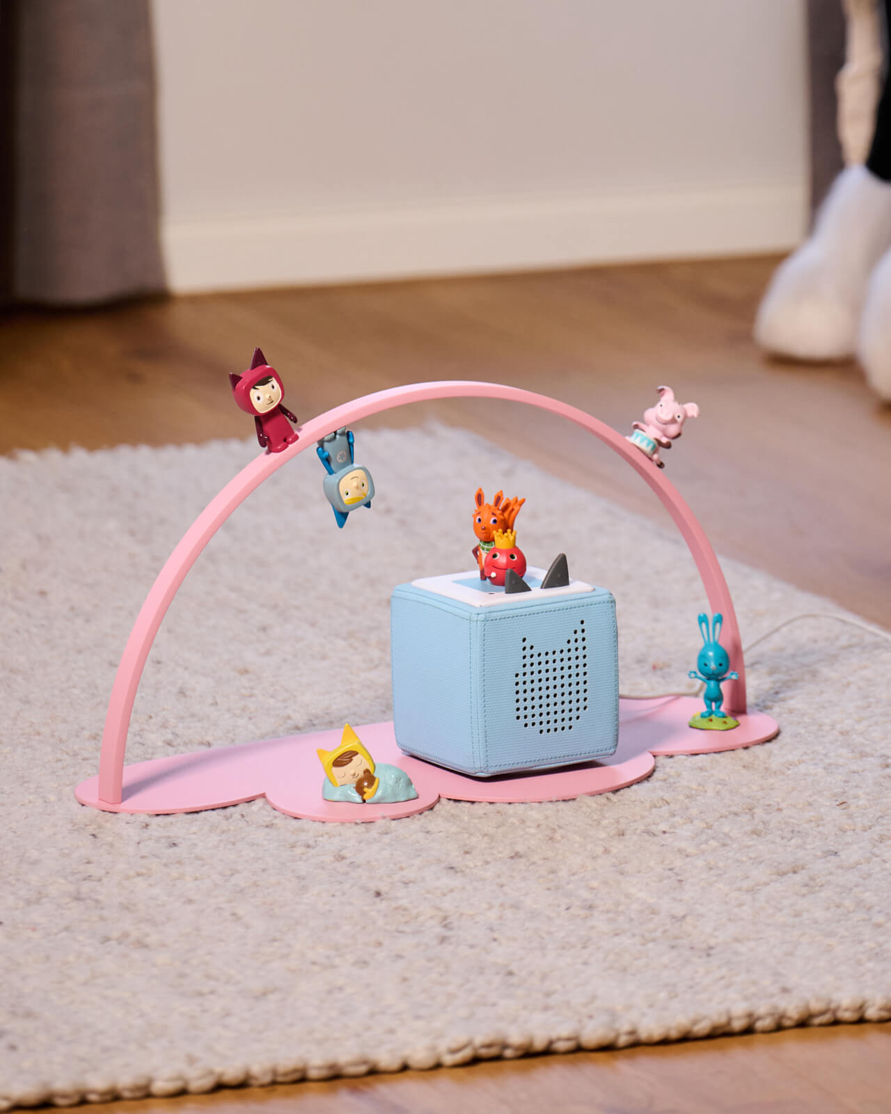 Regal für Toniebox & Tonies in Rosa - Moodbild im Kinderzimmer auf dem Boden aufgestellt