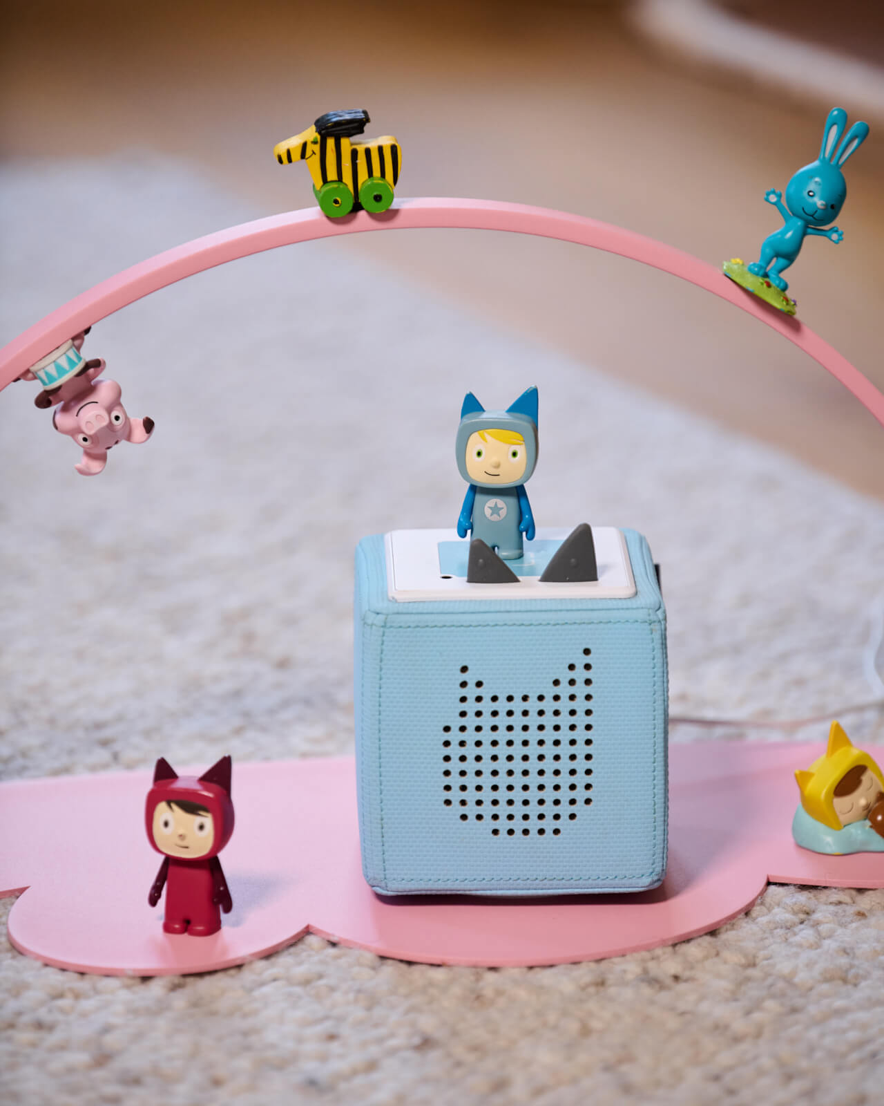 Regal für Toniebox & Tonies in Rosa - Moodbild im Kinderzimmer auf dem Boden aufgestellt