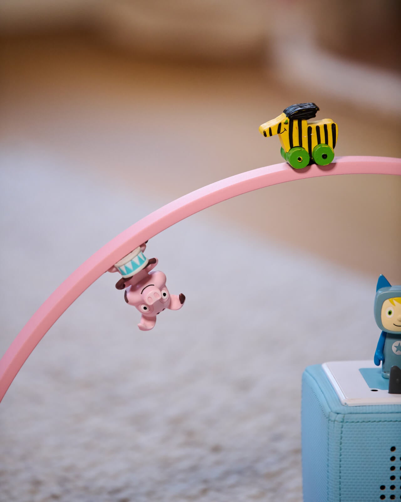 Regal für Toniebox & Tonies in Rosa - Moodbild im Kinderzimmer auf dem Boden aufgestellt