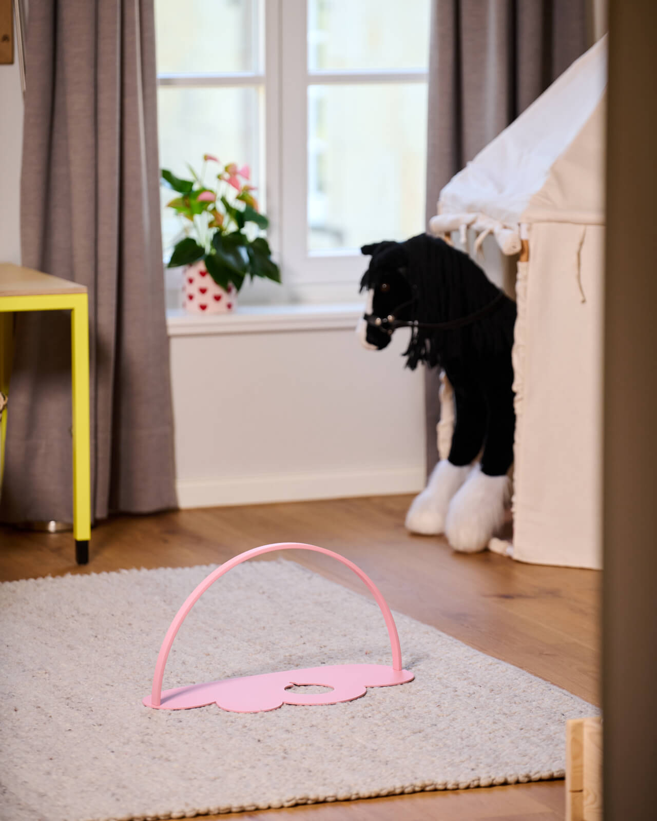 Regal für Toniebox & Tonies in Rosa - Moodbild im Kinderzimmer auf dem Boden aufgestellt