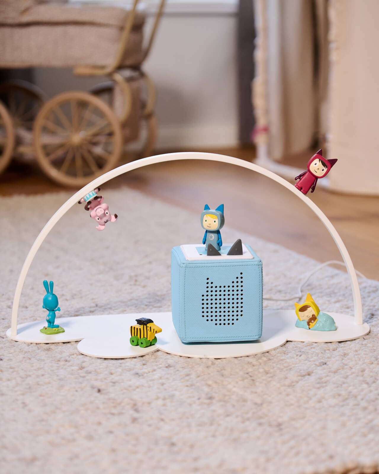 Regal für Toniebox & Tonies in Weiß - Moodbild im Kinderzimmer auf dem Boden aufgestellt