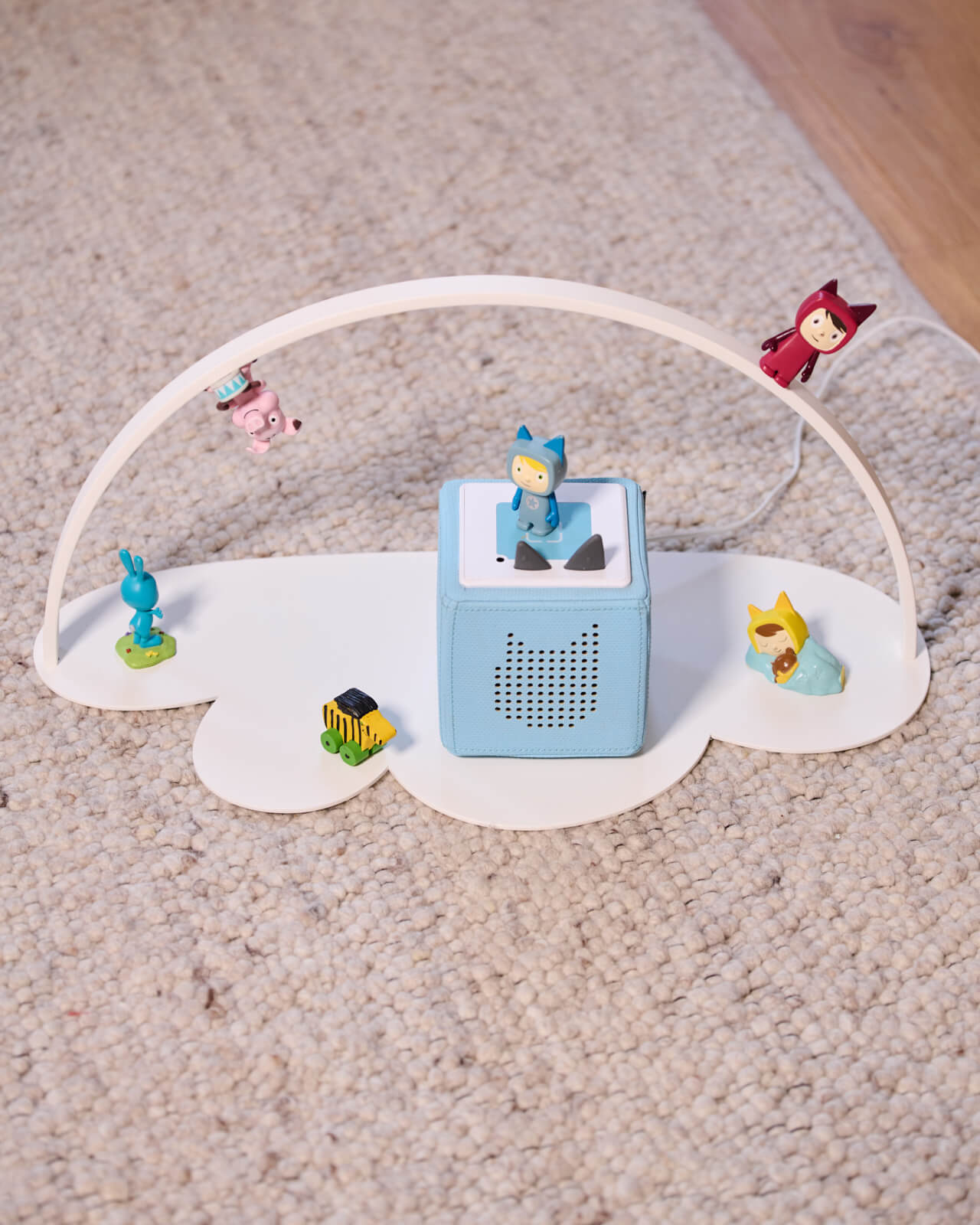 Regal für Toniebox & Tonies in Weiß - Moodbild im Kinderzimmer auf dem Boden aufgestellt