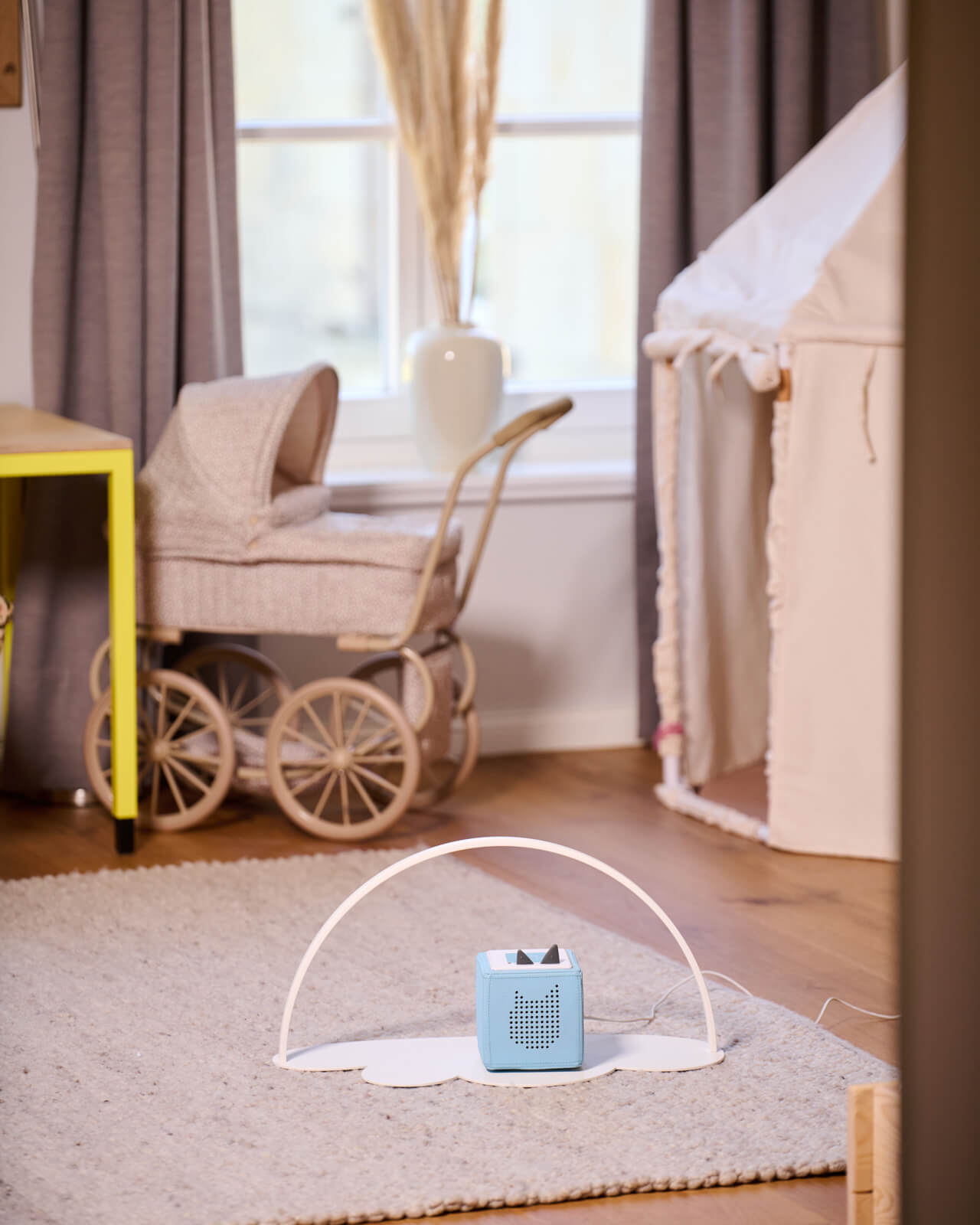 Regal für Toniebox & Tonies in Weiß - Moodbild im Kinderzimmer auf dem Boden aufgestellt